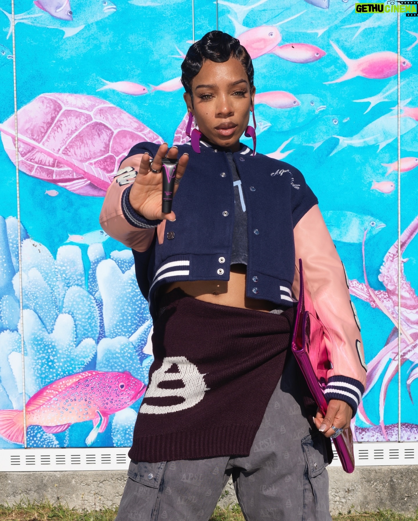 Lil Mama - 3 Likes - 2024 Miami | Art Basel with @alphastyle.official & @vaniteasetcosmetics
Presenting The Resort Collection & United Society Core Line
Hair: @lilistouch
Make Up: @vaniteasetcosmetics
Photography: @paoloregis
Wardrobe: @alphastyle.official
Shop @alphastyle.official and use my 30% OFF Code: MAMA30