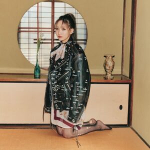 Lilas Ikuta Instagram - YOASOBI 5周年 記念コラボブック
『VI/NYL SUPER YOASOBI 5TH ANNIVERSARY BOOK』
皆さまのお手元に無事届いていますか？📘

💬solo shotをいくつか載せちゃいます

こちらLPレコード盤とほぼ同等サイズの300mm×300mmで、 表紙から中面まで合計112ページ、 すべて撮り下ろし写真という超豪華版です！
YOASOBIでの約1.5万字のインタビューと、Ayase、ikuraのそれぞれ個別インタビュー各1万字の、合計3.5万字にもおよぶロングインタビューも掲載いただいております。
こりゃあもうすごいです。大容量大迫力です。
まだの方は是非チェックしてみてください✨✨

@viandnyl 

PHOTOGRAPHY：TAK SUGITA (Y’S C)
STYLING：YOH U (TRON)
HAIR&ART PIECE：HITOMI MATSUNO
MAKEUP：YOUCA（VIXI）