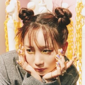 Lilas Ikuta Instagram - YOASOBI 5周年 記念コラボブック
『VI/NYL SUPER YOASOBI 5TH ANNIVERSARY BOOK』
皆さまのお手元に無事届いていますか？📘

💬solo shotをいくつか載せちゃいます

こちらLPレコード盤とほぼ同等サイズの300mm×300mmで、 表紙から中面まで合計112ページ、 すべて撮り下ろし写真という超豪華版です！
YOASOBIでの約1.5万字のインタビューと、Ayase、ikuraのそれぞれ個別インタビュー各1万字の、合計3.5万字にもおよぶロングインタビューも掲載いただいております。
こりゃあもうすごいです。大容量大迫力です。
まだの方は是非チェックしてみてください✨✨

@viandnyl 

PHOTOGRAPHY：TAK SUGITA (Y’S C)
STYLING：YOH U (TRON)
HAIR&ART PIECE：HITOMI MATSUNO
MAKEUP：YOUCA（VIXI）