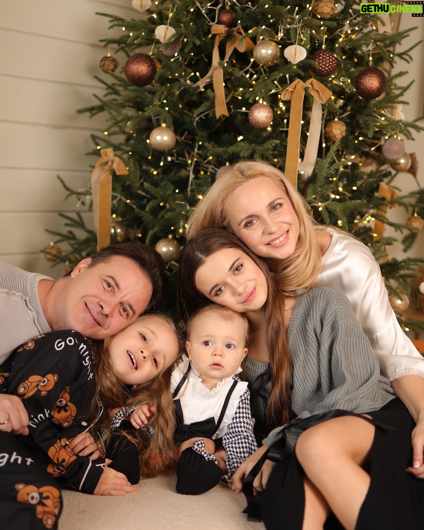 Liliia Rebryk - 60.7K Likes - Останні години 2024 🎄
Ще один важкий рік майже позаду. З болючими втратами та пекучим болем, з душевними і повітряними тривогами, страшними новинами, статистикою «скільки летіло і скільки збили» і з невизначеністю майбутнього.
Але ж так хочеться, аби 2025 ми більше не переживали втрат, болю, не чули страшних цифр і видалили з телефонів застосунок «Повітряна тривога». Ми всією нашою дикою сімейкою щиро всім цього у 2025 бажаємо! І нехай він принесе Перемогу! Мир! Рідних поруч!
І обовʼязково сьогодні підтримайте тих, хто не з родиною, а несе службу. І згадайте тих, хто більше ніколи не зустріне новий рік. Дякуємо кожному з них!
Foto @tsaruk.photo 🫶🏻