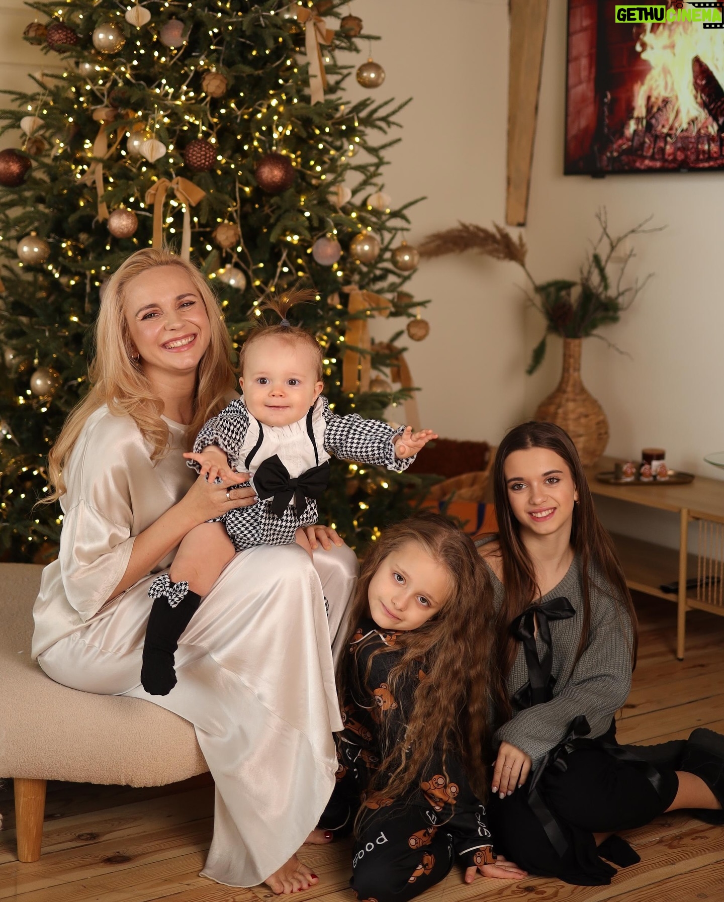 Liliia Rebryk - 60.7K Likes - Останні години 2024 🎄
Ще один важкий рік майже позаду. З болючими втратами та пекучим болем, з душевними і повітряними тривогами, страшними новинами, статистикою «скільки летіло і скільки збили» і з невизначеністю майбутнього.
Але ж так хочеться, аби 2025 ми більше не переживали втрат, болю, не чули страшних цифр і видалили з телефонів застосунок «Повітряна тривога». Ми всією нашою дикою сімейкою щиро всім цього у 2025 бажаємо! І нехай він принесе Перемогу! Мир! Рідних поруч!
І обовʼязково сьогодні підтримайте тих, хто не з родиною, а несе службу. І згадайте тих, хто більше ніколи не зустріне новий рік. Дякуємо кожному з них!
Foto @tsaruk.photo 🫶🏻