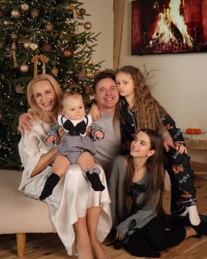 Liliia Rebryk Instagram - Останні години 2024 🎄

Ще один важкий рік майже позаду. З болючими втратами та пекучим болем, з душевними і повітряними тривогами, страшними новинами, статистикою «скільки летіло і скільки збили» і з невизначеністю майбутнього.

Але ж так хочеться, аби 2025 ми більше не переживали втрат, болю, не чули страшних цифр і видалили з телефонів застосунок «Повітряна тривога». Ми всією нашою дикою сімейкою щиро всім цього у 2025 бажаємо! І нехай він принесе Перемогу! Мир! Рідних поруч! 

І обовʼязково сьогодні підтримайте тих, хто не з родиною, а несе службу. І згадайте тих, хто більше ніколи не зустріне новий рік. Дякуємо кожному з них!

Foto @tsaruk.photo 🫶🏻