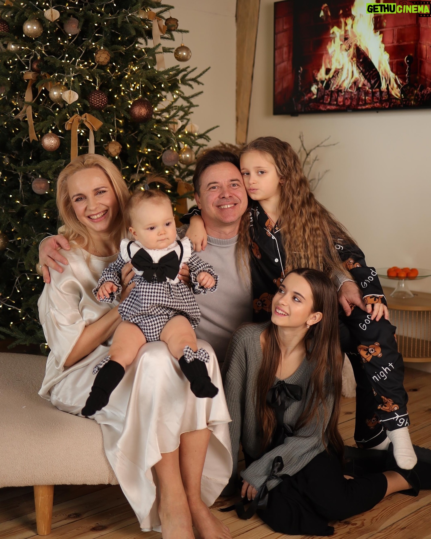 Liliia Rebryk - 60.7K Likes - Останні години 2024 🎄
Ще один важкий рік майже позаду. З болючими втратами та пекучим болем, з душевними і повітряними тривогами, страшними новинами, статистикою «скільки летіло і скільки збили» і з невизначеністю майбутнього.
Але ж так хочеться, аби 2025 ми більше не переживали втрат, болю, не чули страшних цифр і видалили з телефонів застосунок «Повітряна тривога». Ми всією нашою дикою сімейкою щиро всім цього у 2025 бажаємо! І нехай він принесе Перемогу! Мир! Рідних поруч!
І обовʼязково сьогодні підтримайте тих, хто не з родиною, а несе службу. І згадайте тих, хто більше ніколи не зустріне новий рік. Дякуємо кожному з них!
Foto @tsaruk.photo 🫶🏻