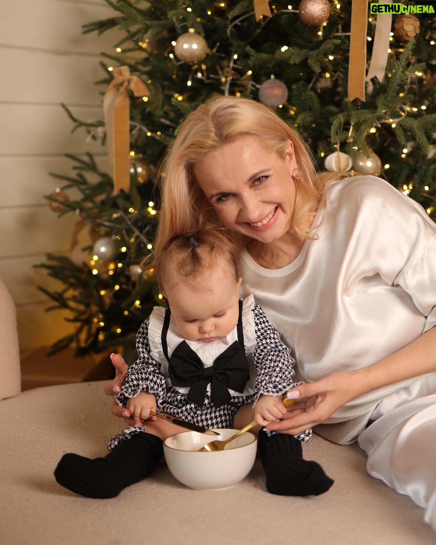 Liliia Rebryk - 60.7K Likes - Останні години 2024 🎄
Ще один важкий рік майже позаду. З болючими втратами та пекучим болем, з душевними і повітряними тривогами, страшними новинами, статистикою «скільки летіло і скільки збили» і з невизначеністю майбутнього.
Але ж так хочеться, аби 2025 ми більше не переживали втрат, болю, не чули страшних цифр і видалили з телефонів застосунок «Повітряна тривога». Ми всією нашою дикою сімейкою щиро всім цього у 2025 бажаємо! І нехай він принесе Перемогу! Мир! Рідних поруч!
І обовʼязково сьогодні підтримайте тих, хто не з родиною, а несе службу. І згадайте тих, хто більше ніколи не зустріне новий рік. Дякуємо кожному з них!
Foto @tsaruk.photo 🫶🏻