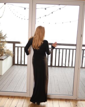 Liliia Rebryk Instagram - Ну що, матір драконів гарно впоралася цього року зі своєю роллю! І вже придивляється до образу змії! 🐍 

Все гарне за 2024 залишу в серці, все погане — в памʼяті, все світле — понесу далі! 

Діліться своїми мріями під цим постом! Я просто гарантую: вони здійсняться!

Фото @tsaruk.photo 🫶🏻
Look by @andrii_dykyi ☺️♥️