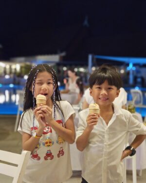 Linda Chung Instagram - We got to celebrate Daddy’s birthday.  His wish came true, Anika became daddy’s girl🥰. Happy New years everyone🥳!!!

@babyballoonhk 
@chingela.cake 
@hanna_mshanna