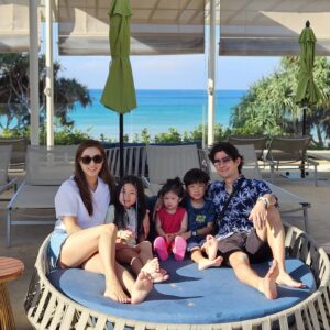 Linda Chung Instagram - Merry Christmas Everyone! 🎄🎁

We are so grateful for this precious 3 generation family trip.  We will remember this!  Forever! 👨🏻‍🦳👵🏻👨🏻👩🏻👧🏻🧒🏻👶🏻💛💙🩵💜🩷💚❤️

#clubmedhk
@clubmedphuket