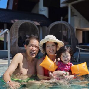 Linda Chung Instagram - Merry Christmas Everyone! 🎄🎁

We are so grateful for this precious 3 generation family trip.  We will remember this!  Forever! 👨🏻‍🦳👵🏻👨🏻👩🏻👧🏻🧒🏻👶🏻💛💙🩵💜🩷💚❤️

#clubmedhk
@clubmedphuket