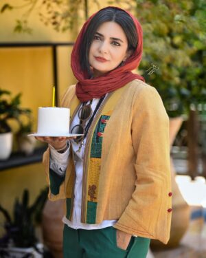 Linda Kiani Instagram - پُشتِ شمع های فوت کرده
چشمانم پُر از روياست
پُر از دُنیاست
خوشحالم بیشتر از خود
که هنوز هَم همانم به سادگى و خوش رنگی
دنياى امروز 
هر طور كه بخواهد  حَرف می زند
من هم با چشمهایم حَرف می زنم
وَ دَستانی
پُر از آيینه
که قَد می کِشَند در مَن
تا چشم هایِ آسمان
تا آینده ای نزدیک
تا نور…
شهریور ۱۴۰۳