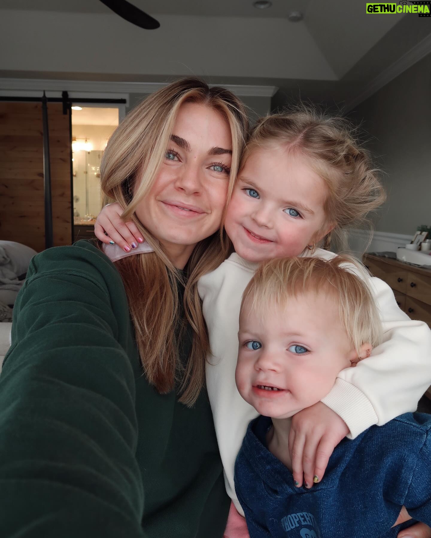 Lindsay Arnold - 101.1K Likes - New hair selfies w/ my girlies 🫶🏻 fresh color and a nice cut feels so good!
Hair by @nataliemckellhair @dwellsalon 🫶🏻
#bronde #haircolorideas #newhaircut