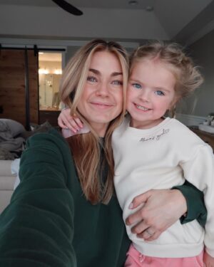 Lindsay Arnold Instagram - New hair selfies w/ my girlies 🫶🏻 fresh color and a nice cut feels so good!

Hair by @nataliemckellhair @dwellsalon 🫶🏻 

#bronde #haircolorideas #newhaircut