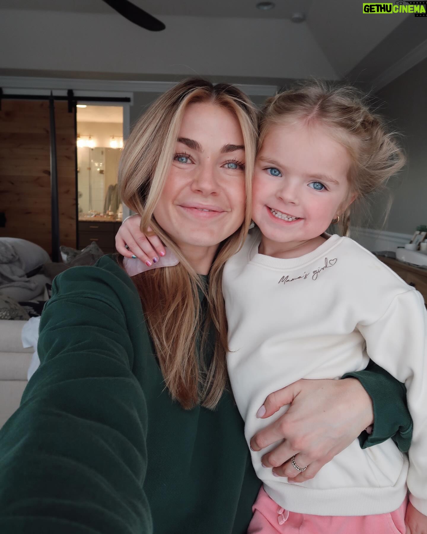 Lindsay Arnold - 101.1K Likes - New hair selfies w/ my girlies 🫶🏻 fresh color and a nice cut feels so good!
Hair by @nataliemckellhair @dwellsalon 🫶🏻
#bronde #haircolorideas #newhaircut