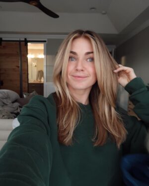 Lindsay Arnold Instagram - New hair selfies w/ my girlies 🫶🏻 fresh color and a nice cut feels so good!

Hair by @nataliemckellhair @dwellsalon 🫶🏻 

#bronde #haircolorideas #newhaircut