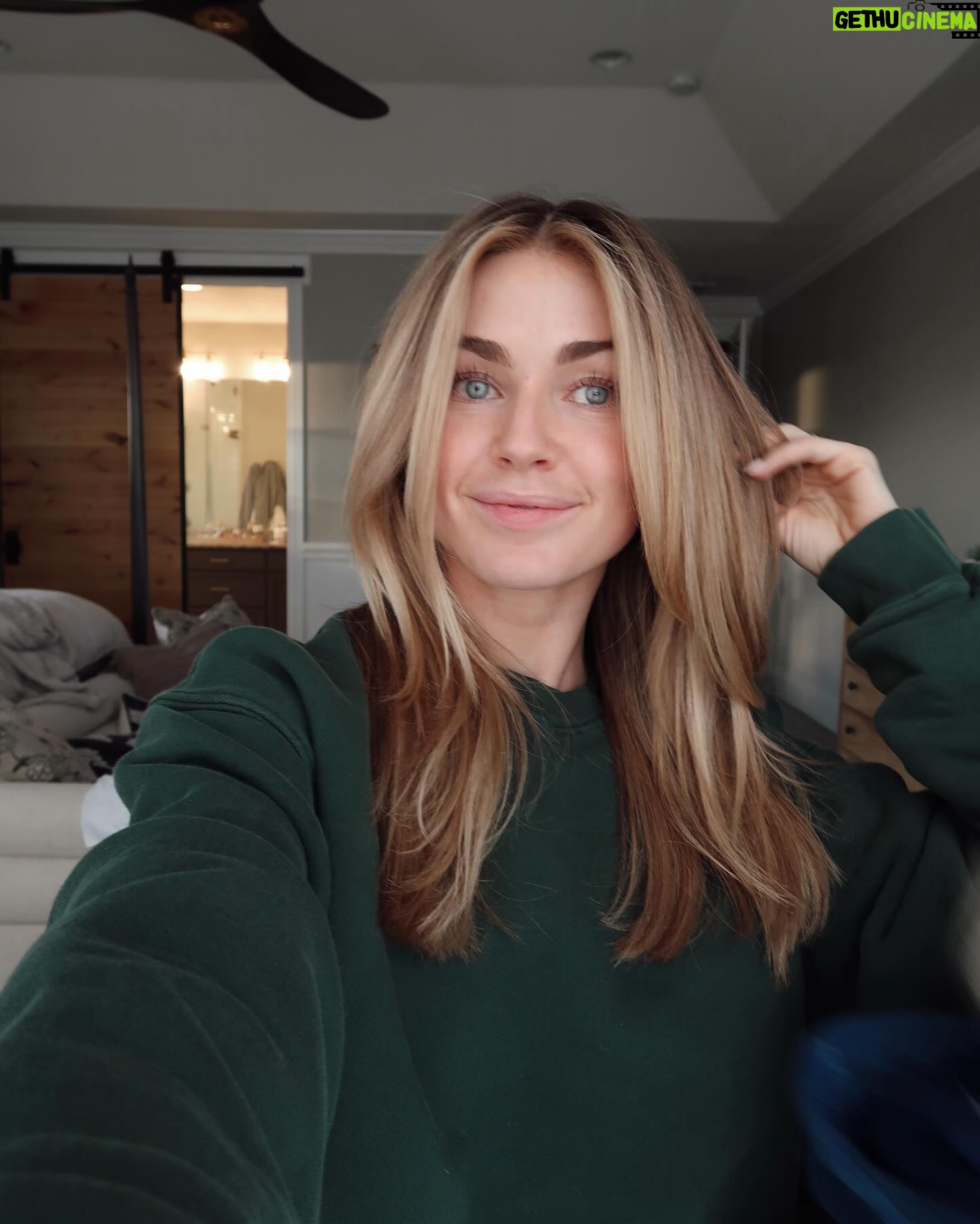 Lindsay Arnold - 101.1K Likes - New hair selfies w/ my girlies 🫶🏻 fresh color and a nice cut feels so good!
Hair by @nataliemckellhair @dwellsalon 🫶🏻
#bronde #haircolorideas #newhaircut