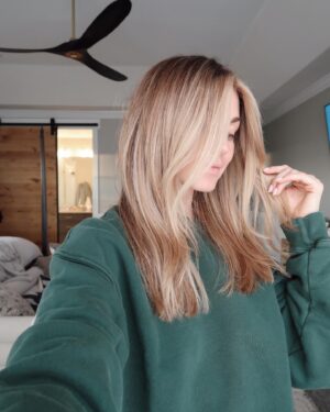 Lindsay Arnold Instagram - New hair selfies w/ my girlies 🫶🏻 fresh color and a nice cut feels so good!

Hair by @nataliemckellhair @dwellsalon 🫶🏻 

#bronde #haircolorideas #newhaircut