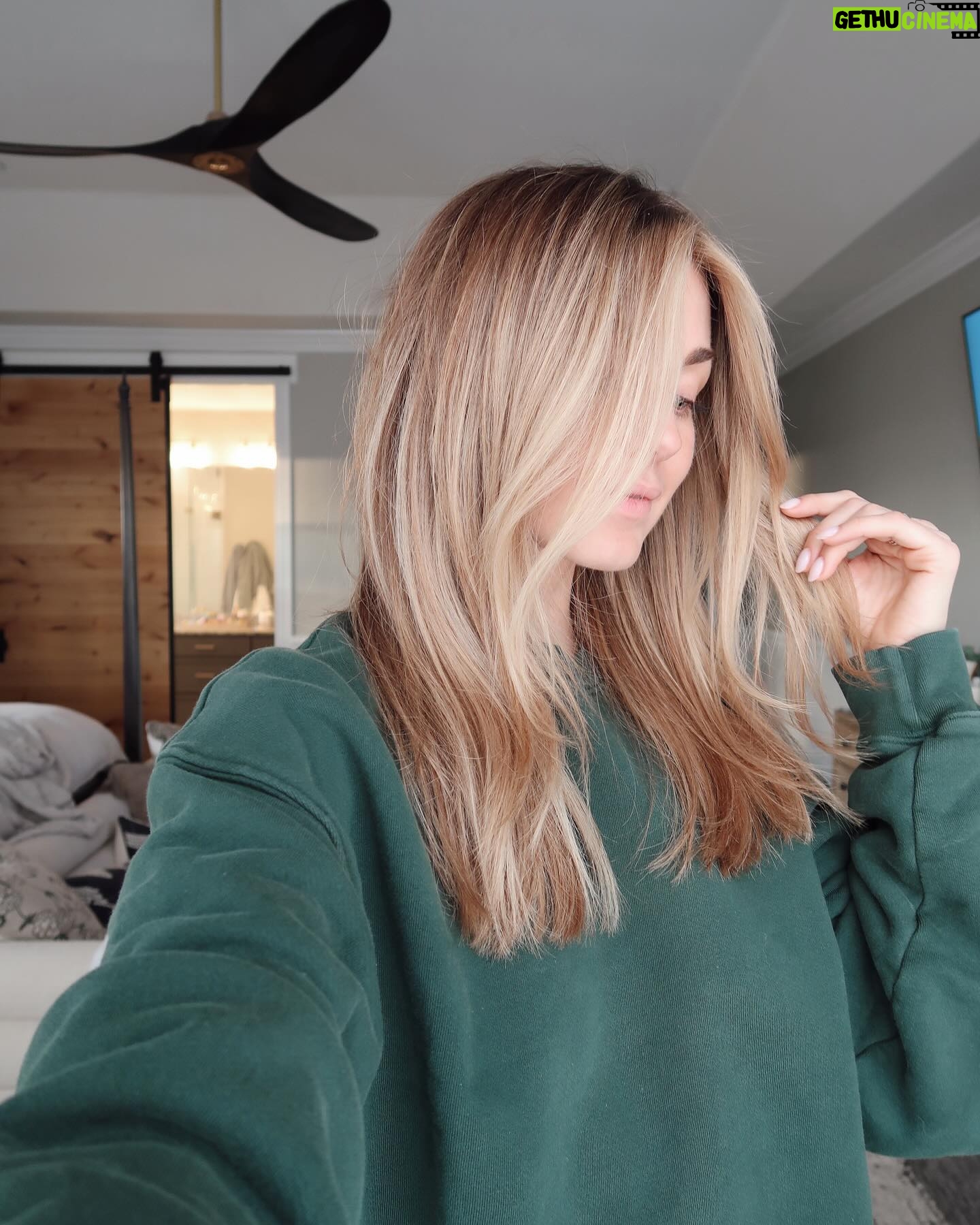 Lindsay Arnold - 101.1K Likes - New hair selfies w/ my girlies 🫶🏻 fresh color and a nice cut feels so good!
Hair by @nataliemckellhair @dwellsalon 🫶🏻
#bronde #haircolorideas #newhaircut