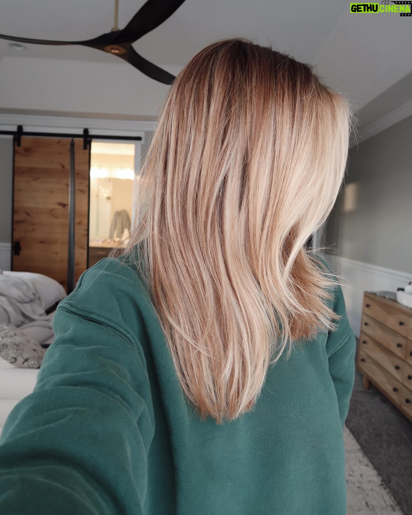 Lindsay Arnold - 101.1K Likes - New hair selfies w/ my girlies 🫶🏻 fresh color and a nice cut feels so good!
Hair by @nataliemckellhair @dwellsalon 🫶🏻
#bronde #haircolorideas #newhaircut