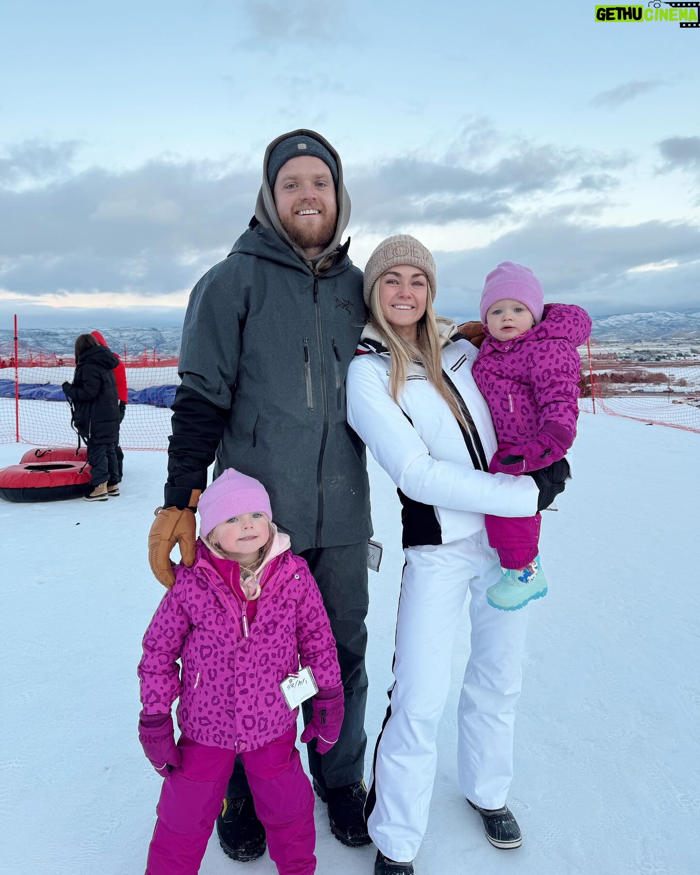 Lindsay Arnold - 99.2K Likes - Sledding day w/ the fam❄️❄️
#snowday #familytime #sleddingfun