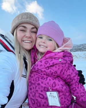 Lindsay Arnold Instagram - Sledding day w/ the fam❄️❄️ 

#snowday #familytime #sleddingfun