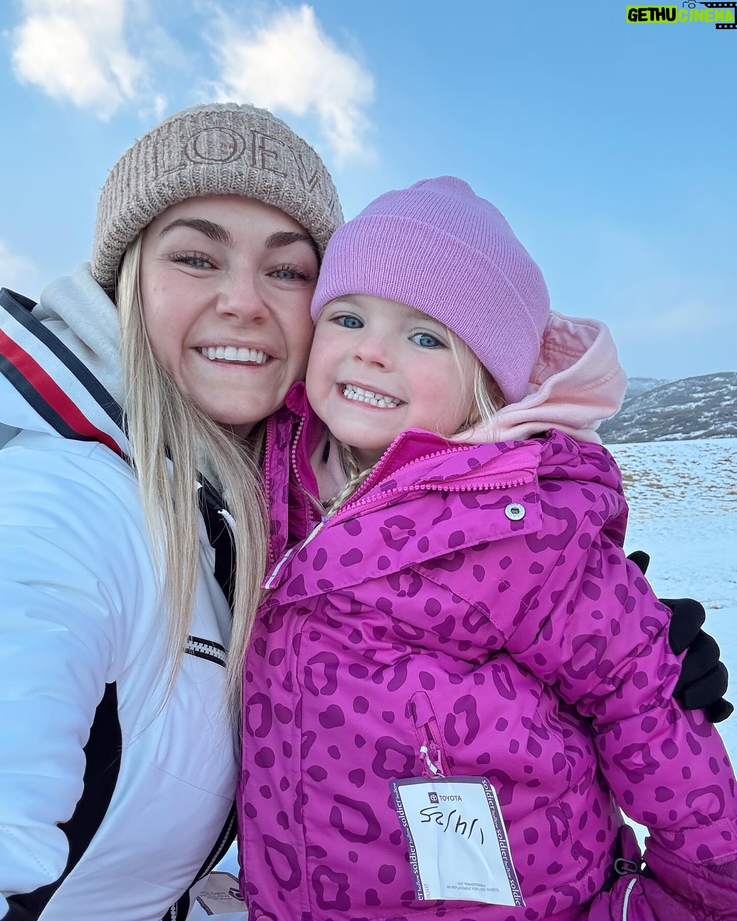 Lindsay Arnold - 99.2K Likes - Sledding day w/ the fam❄️❄️
#snowday #familytime #sleddingfun