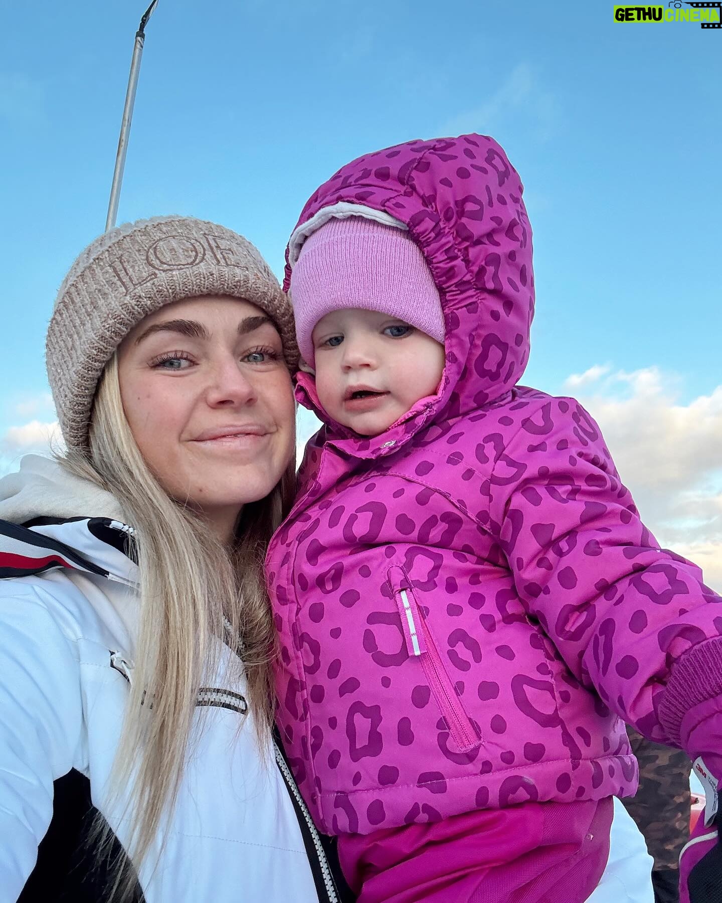 Lindsay Arnold - 99.2K Likes - Sledding day w/ the fam❄️❄️
#snowday #familytime #sleddingfun