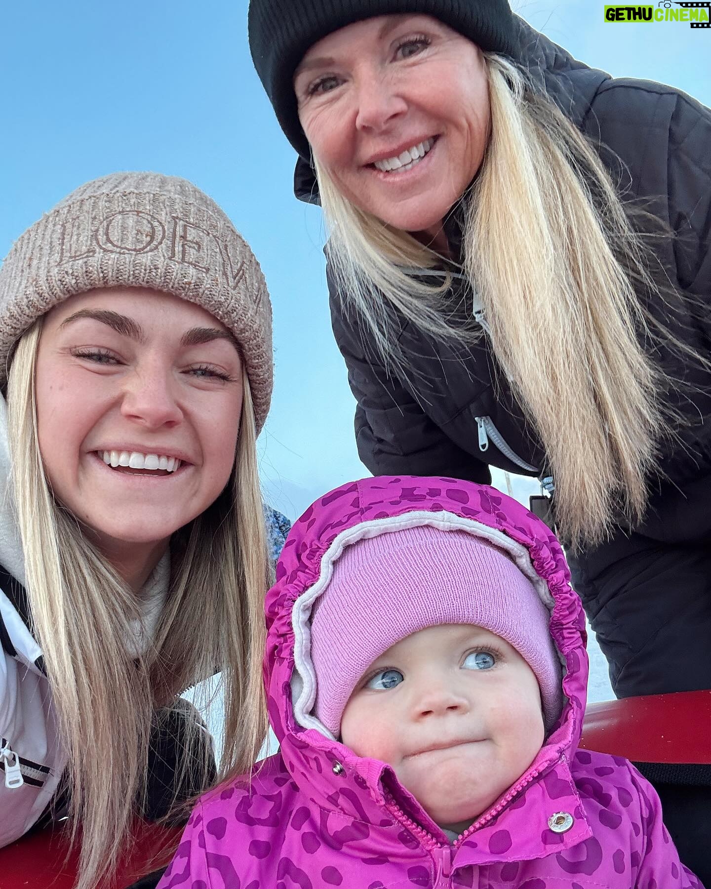 Lindsay Arnold - 99.2K Likes - Sledding day w/ the fam❄️❄️
#snowday #familytime #sleddingfun