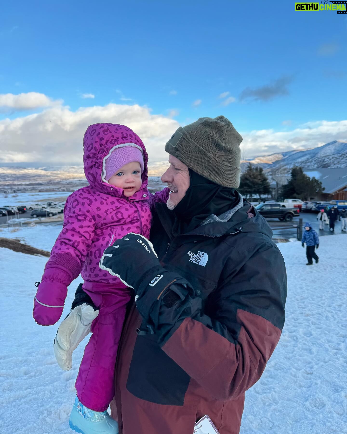 Lindsay Arnold - 99.2K Likes - Sledding day w/ the fam❄️❄️
#snowday #familytime #sleddingfun