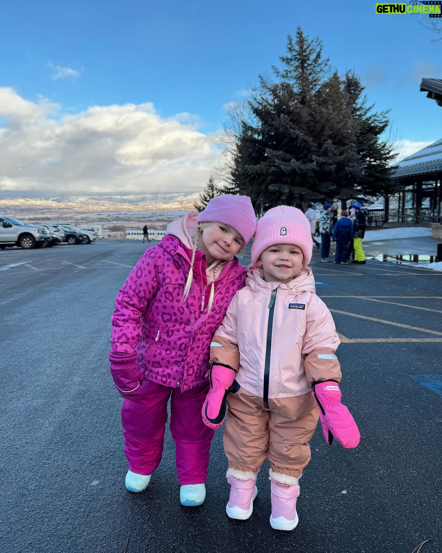 Lindsay Arnold - 99.2K Likes - Sledding day w/ the fam❄️❄️
#snowday #familytime #sleddingfun