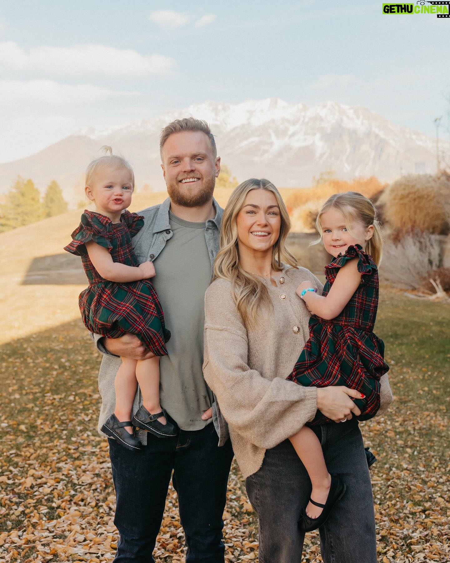 Lindsay Arnold - 166.5K Likes - Merry Christmas from the Cusick's ❤️❤️
#christmas #familypics #merrychristmas