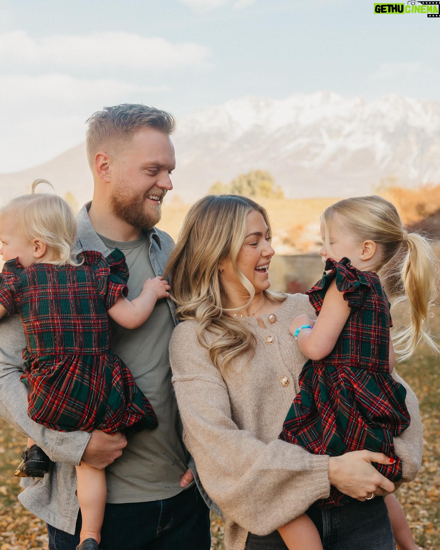Lindsay Arnold - 166.5K Likes - Merry Christmas from the Cusick's ❤️❤️
#christmas #familypics #merrychristmas