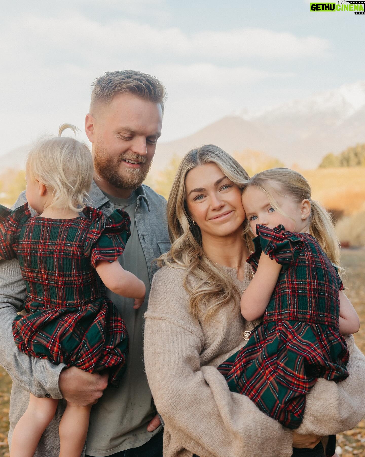 Lindsay Arnold - 166.5K Likes - Merry Christmas from the Cusick's ❤️❤️
#christmas #familypics #merrychristmas