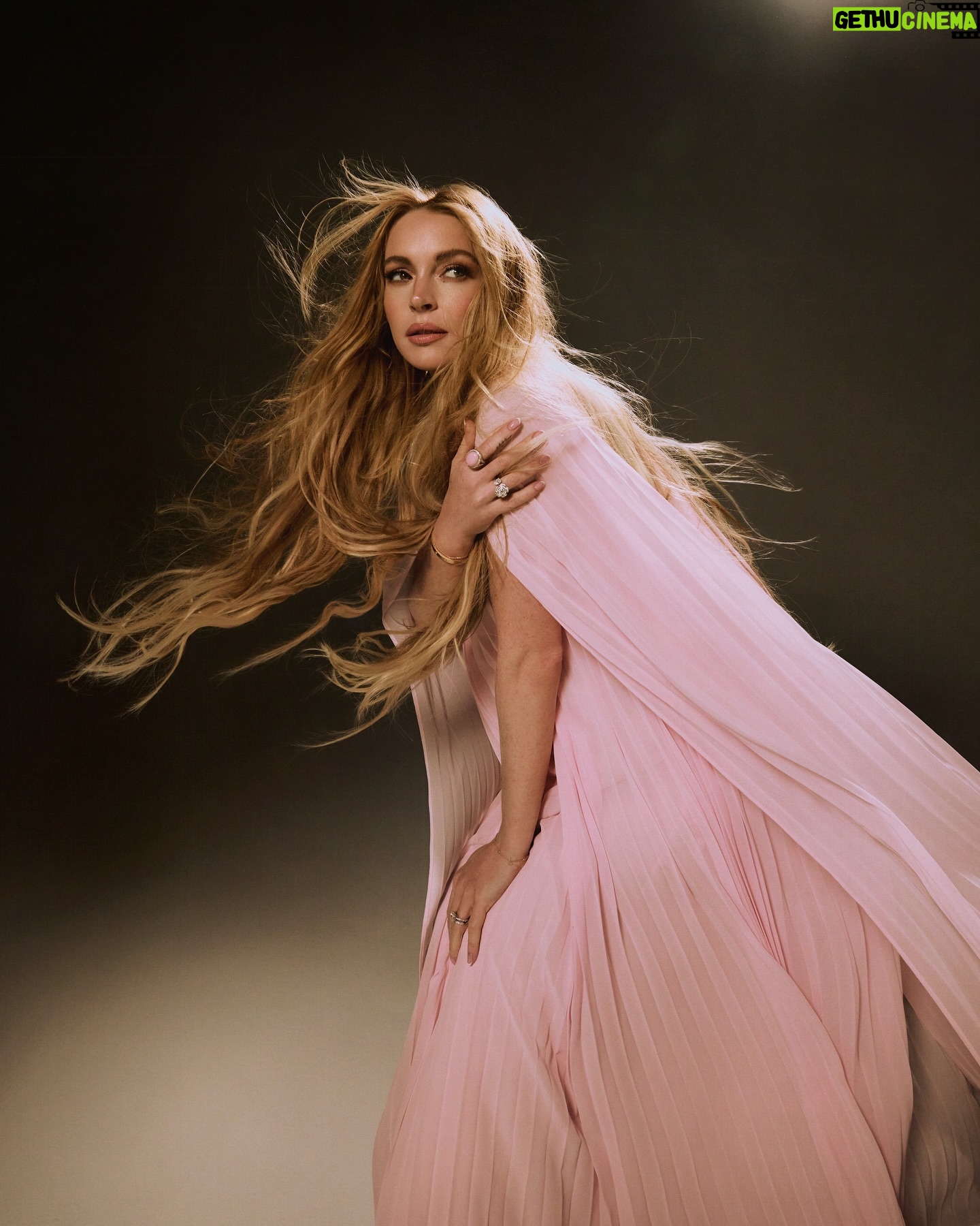 Lindsay Lohan - 439.2K Likes - Had a lovely time on this shoot! Thank you @gregswalesart and my team for a fun day and everyone at @alexa_nypost
Stylist: @anahitaglitters
Hair: @daniellepriano
Makeup: @kristoferbuckle
Nails: @enamelle
Photo Editor: @jessicahober
Talent Booker: @thelifeofthepatty
Writer: @Sarafstewart
Fashion Assistants: @jena_beck, @megpowerss, kruserkristi
On-Set Assistant: @t_christine_531