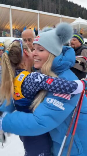 Lindsey Vonn Instagram - 🥹 @lindseyvonn surprised her US Ski Team-mate @jessiediggins at her Cross Country Skiing race in Val di Fiemme on Sunday 🥰

Diggins finished 6th in the race and now lies 3rd in the overall standings 👏

#stifelusskiteam #alpineski #crosscountry