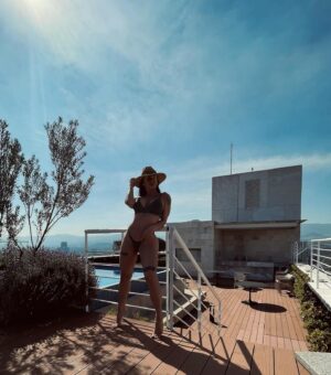 Lis Vega Instagram - Recibiendo el último rayo de sol de este 2024 ☀️🌅🫶🏼♾️ 
Conectando con esta mágica energía ♾️🙌🏻🫶🏼 
#gratitud #amor #luz #energia #vida 🦋 
Soltar significa dejar ir lo que ya no nos acompañará en este nuevo ciclo que empieza 🌅
Un libro en hojas blancas se empezará a escribir este 2025 , lleno de nuevos retos , nuevas personas , caminos , proyectos , amores , a los que aún siguen en mi vida , gracias por jamás soltarme 🫶🏼♾️
.
.
.
.
@consultoriovisual #carrera 🫶🏼