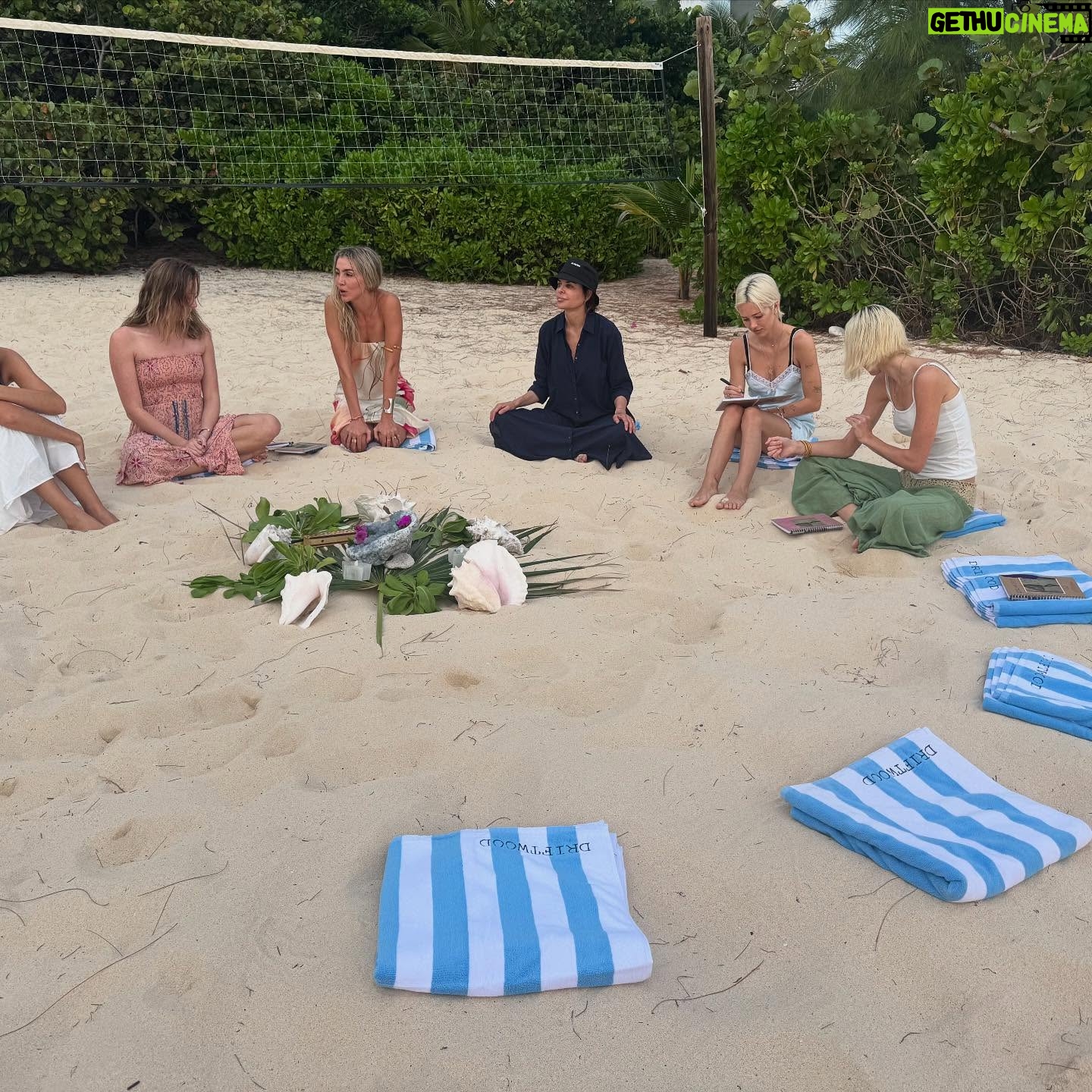 Lisa Rinna - 31.5K Likes - 🌴🌈🏖️☀️👙🍔