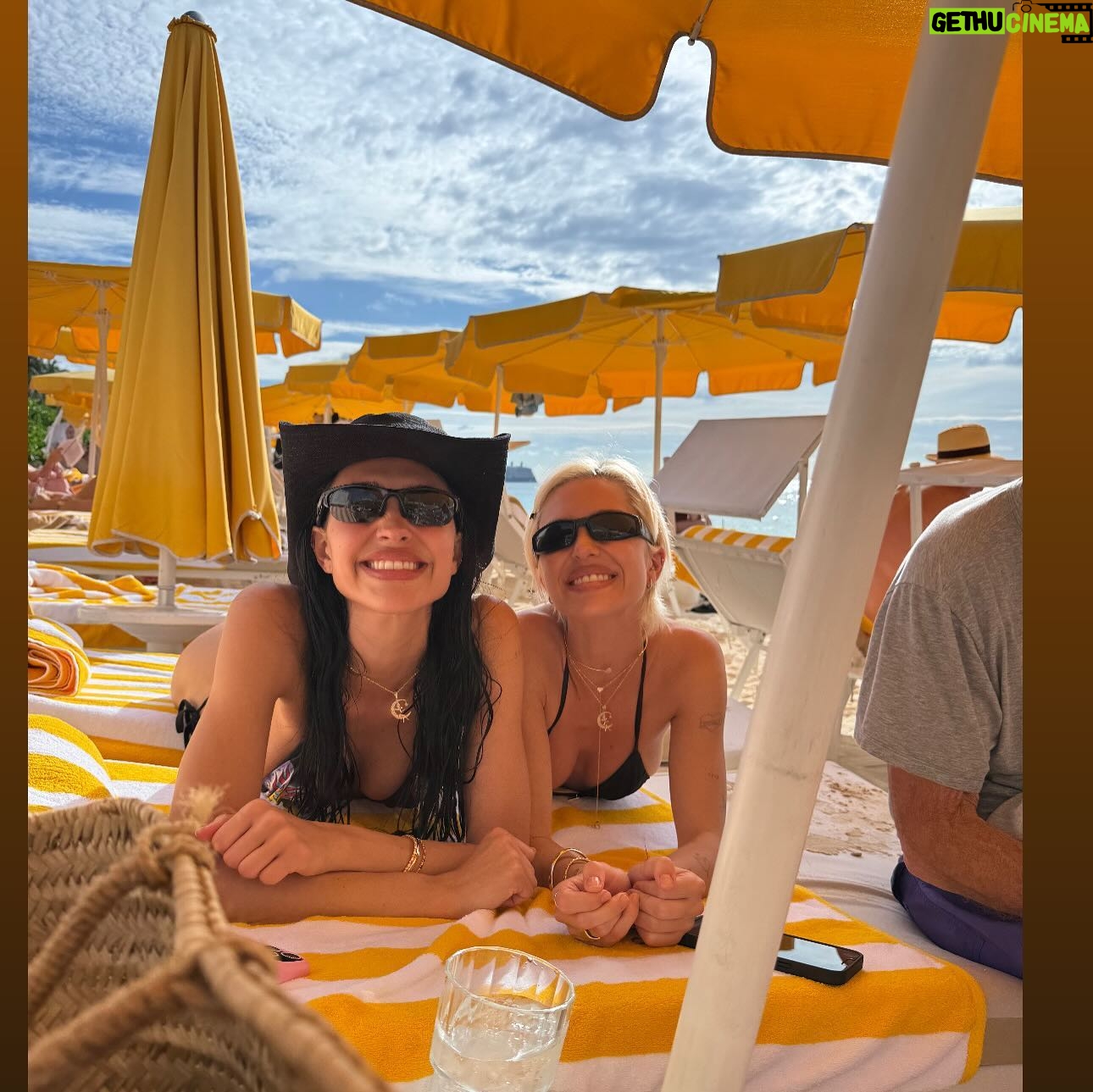 Lisa Rinna - 31.5K Likes - 🌴🌈🏖️☀️👙🍔