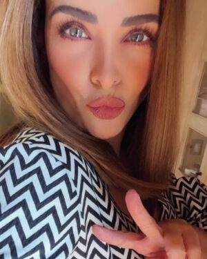 Lisset Instagram - UNA PERSONA CON ÉXITO TE SALUDA!!! Cuando mi concepto de éxito es agradecer cada día, cuando le sumas a la vida de alguien más, cuando eres empatico y compasivo, cuando construyes momentos de FELICIDAD y cuando necesitas poco para ser FELIZ!! Estoy en conciencia y respirando el AQUÍ Y AHORA! POR ESO SOY UNA PERSONA EXITOSA ♥️