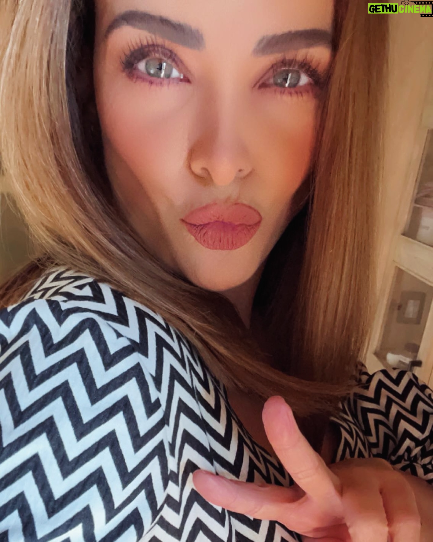 Lisset - 1.9K Likes - UNA PERSONA CON ÉXITO TE SALUDA!!! Cuando mi concepto de éxito es agradecer cada día, cuando le sumas a la vida de alguien más, cuando eres empatico y compasivo, cuando construyes momentos de FELICIDAD y cuando necesitas poco para ser FELIZ!! Estoy en conciencia y respirando el AQUÍ Y AHORA! POR ESO SOY UNA PERSONA EXITOSA ♥️