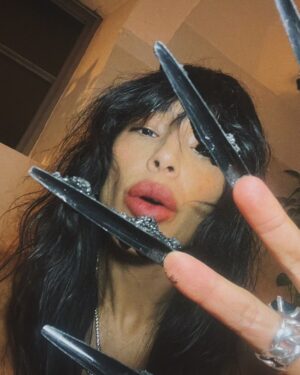 Loreen Instagram - What my last couple of hours of 2024 looked like. Food, love, dogs & hugs 🤍