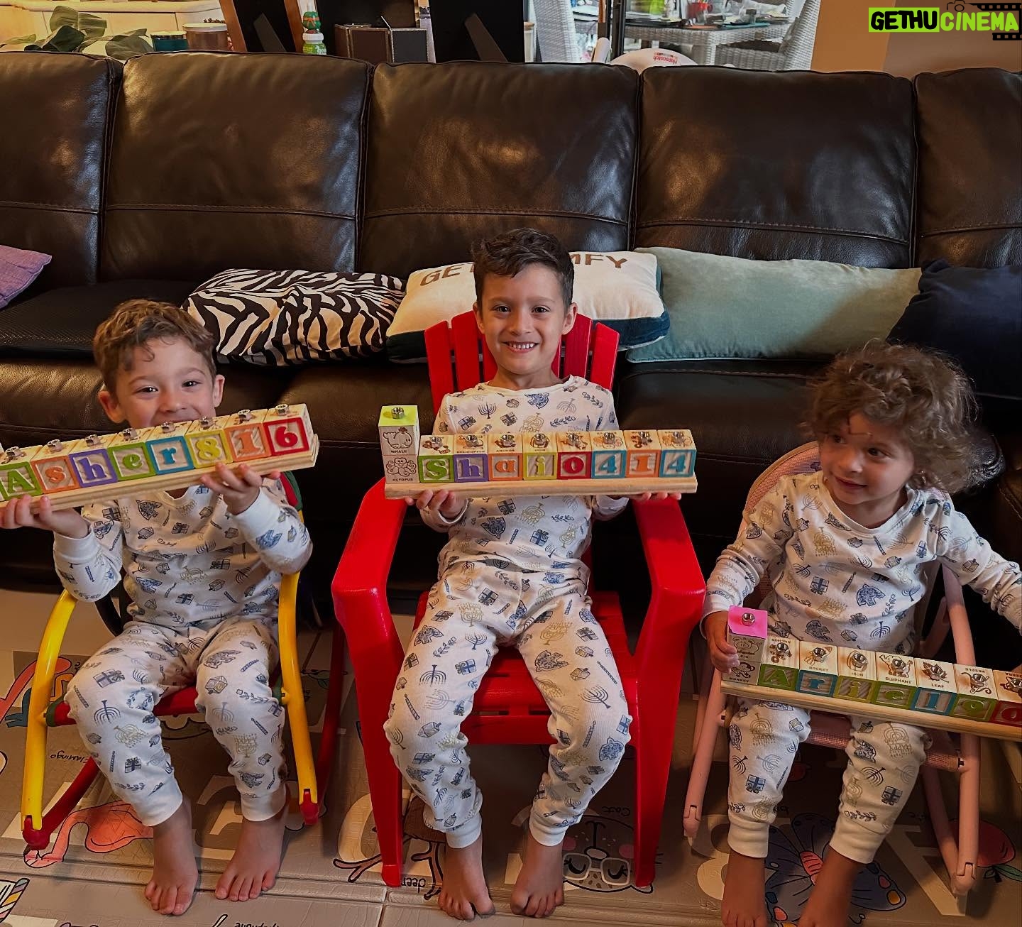 Loren Brovarnik - 21K Likes - The holiday szn. ✡️🕎🎗️
#thebrovbunch #chanukah #chagsameach #homemade #toddlerlife #proudjew
@becs2730 coming in strong with the personalized menorahs! 🙌🏼