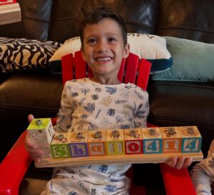 Loren Brovarnik Instagram - The holiday szn. ✡️🕎🎗️
#thebrovbunch #chanukah #chagsameach #homemade #toddlerlife #proudjew 

@becs2730 coming in strong with the personalized menorahs! 🙌🏼