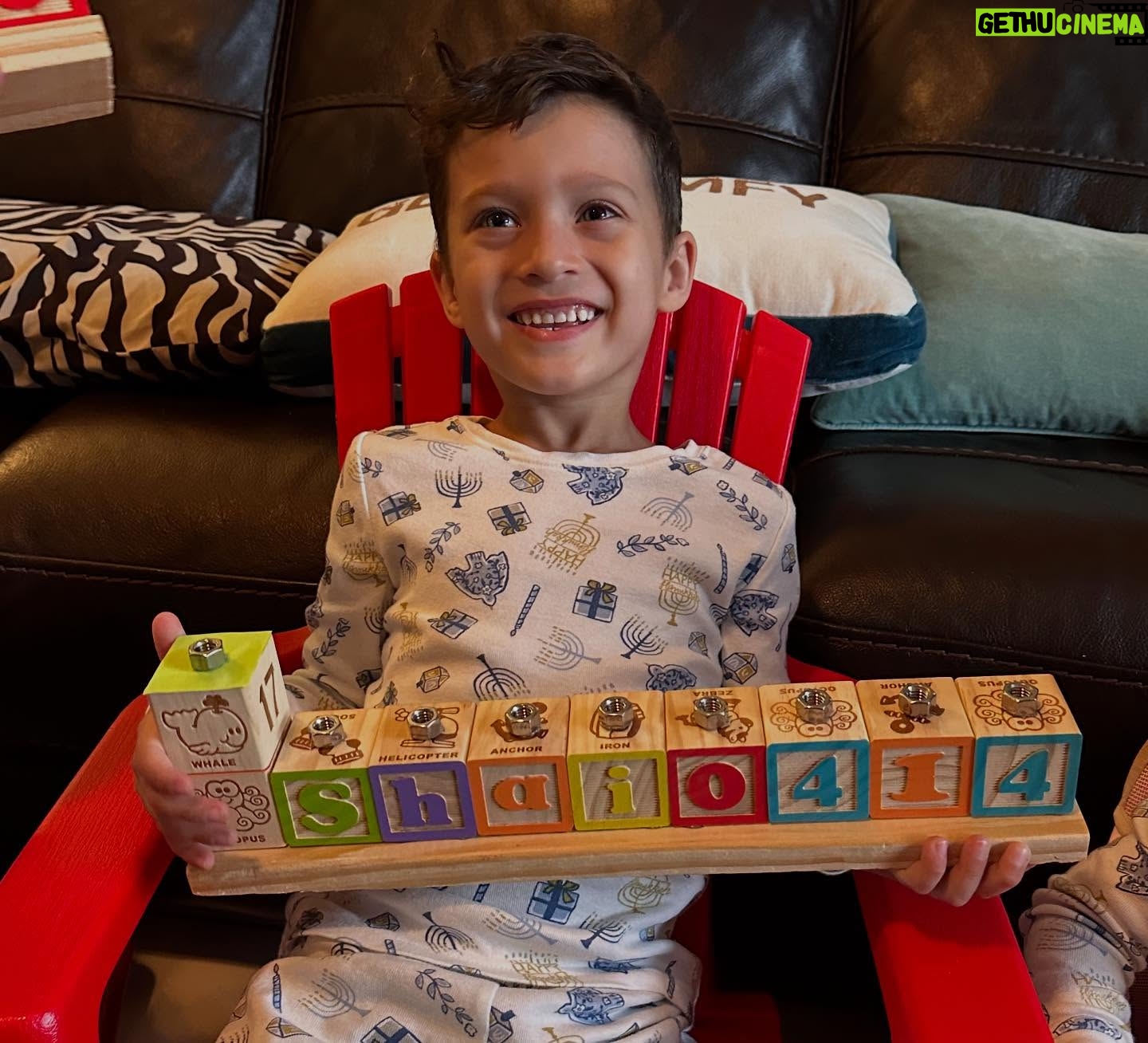 Loren Brovarnik - 21K Likes - The holiday szn. ✡️🕎🎗️
#thebrovbunch #chanukah #chagsameach #homemade #toddlerlife #proudjew
@becs2730 coming in strong with the personalized menorahs! 🙌🏼