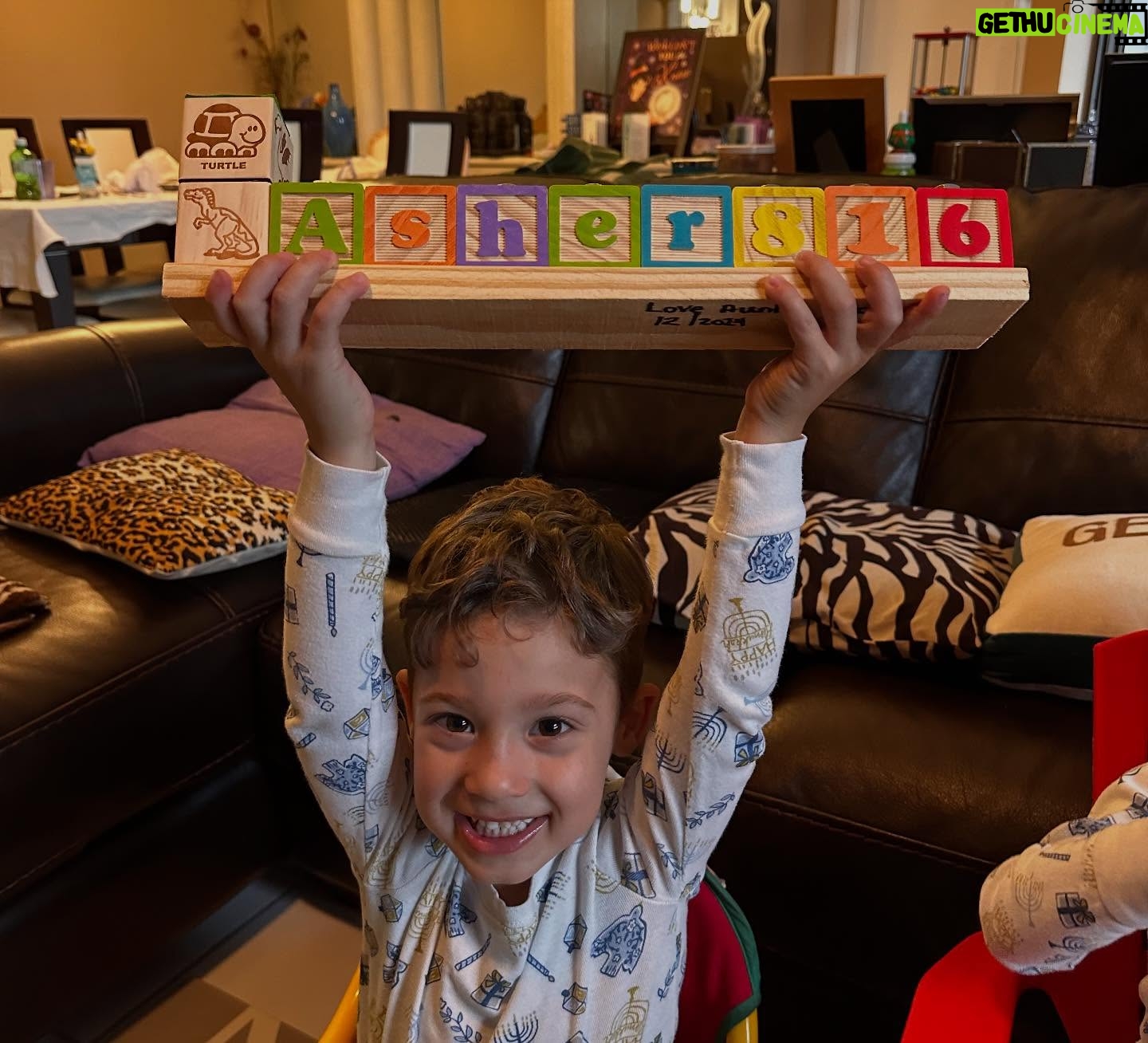 Loren Brovarnik - 21K Likes - The holiday szn. ✡️🕎🎗️
#thebrovbunch #chanukah #chagsameach #homemade #toddlerlife #proudjew
@becs2730 coming in strong with the personalized menorahs! 🙌🏼