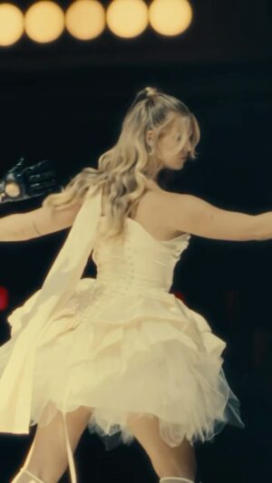 Loren Gray Instagram - ty @chrisgreymusic for letting me live my black swan dreams 🦢 the music video for “make the angels cry” is out now! :’)