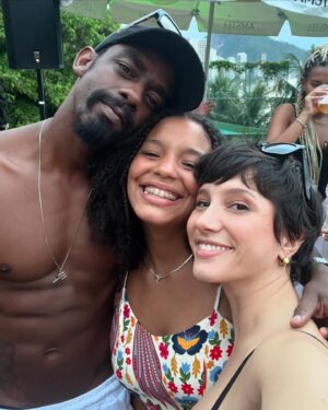 Lorena Comparato Instagram - FIM DE IMPUROS T6 💥🤍 ontem terminamos as filmagens de nosso amado Impuros T6. E nessa semana comemoramos o niver do nosso Evandro do Dendê !!! Ser casada na ficção há 7 anos com seu amigo de adolescência não é facil, mas é muito bom! Te amo menino peste. Que teus guias te abençoem sempre. ✨ @raphaellogam