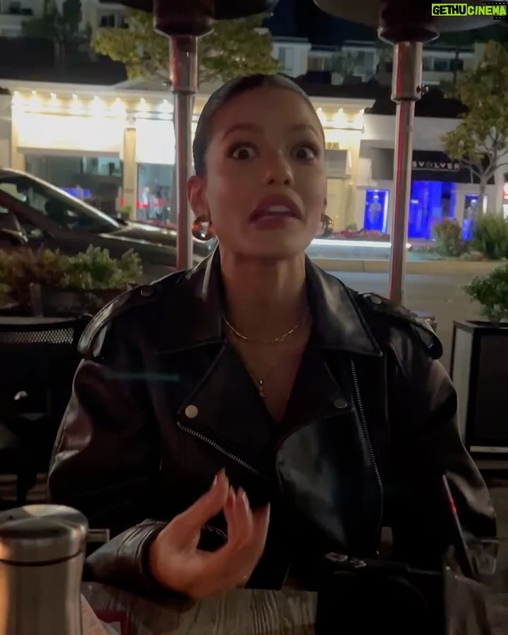 Lorena Comparato - 16.2K Likes - Querida @vitoriastrada_, aqui é sua “mãe”, Lorena. Minha filha ainda to incrédula que você resolveu entrar no @bbb. Desde que vc foi confinada, Los Angeles pegou fogo e seu “pai” @arthurdeucher quase que teve que evacuar de casa, acredita? Muita coisa vai acontecer nesses 3 próximos meses - porque sim, agora que você entrou, que você ganhe essa bagaça. Se proteja, se segura, respira e não seja cancelada. Se você for, vai ser desherdada. To zuando minha ex-cunhada do coração! (Quer dizer, não sei, depende do que você fizer de m* la dentro). Vem que nosso Bond tá aqui torcendo por você!!! ARRASA!!! 🦩