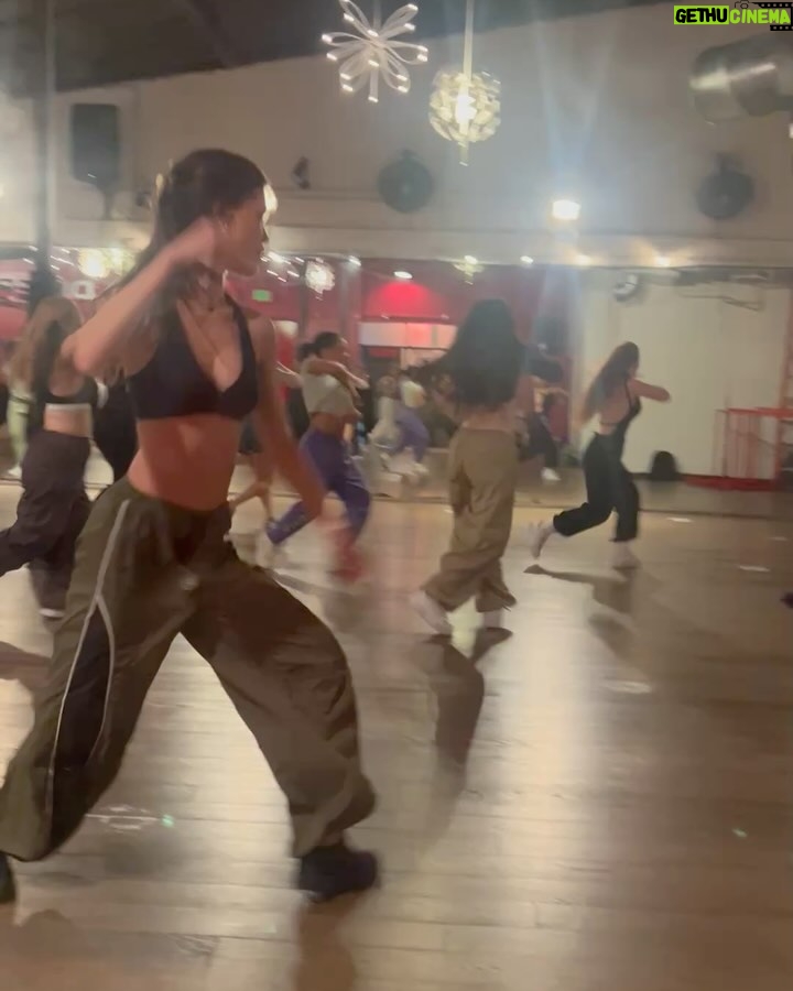 Lorena Comparato - 16.2K Likes - Querida @vitoriastrada_, aqui é sua “mãe”, Lorena. Minha filha ainda to incrédula que você resolveu entrar no @bbb. Desde que vc foi confinada, Los Angeles pegou fogo e seu “pai” @arthurdeucher quase que teve que evacuar de casa, acredita? Muita coisa vai acontecer nesses 3 próximos meses - porque sim, agora que você entrou, que você ganhe essa bagaça. Se proteja, se segura, respira e não seja cancelada. Se você for, vai ser desherdada. To zuando minha ex-cunhada do coração! (Quer dizer, não sei, depende do que você fizer de m* la dentro). Vem que nosso Bond tá aqui torcendo por você!!! ARRASA!!! 🦩