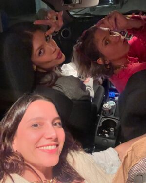 Lorena Comparato Instagram - Querida @vitoriastrada_, aqui é sua “mãe”, Lorena. Minha filha ainda to incrédula que você resolveu entrar no @bbb. Desde que vc foi confinada, Los Angeles pegou fogo e seu “pai” @arthurdeucher quase que teve que evacuar de casa, acredita? Muita coisa vai acontecer nesses 3 próximos meses - porque sim, agora que você entrou, que você ganhe essa bagaça. Se proteja, se segura, respira e não seja cancelada. Se você for, vai ser desherdada. To zuando minha ex-cunhada do coração! (Quer dizer, não sei, depende do que você fizer de m* la dentro). Vem que nosso Bond tá aqui torcendo por você!!! ARRASA!!! 🦩
