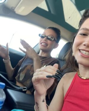 Lorena Comparato Instagram - Querida @vitoriastrada_, aqui é sua “mãe”, Lorena. Minha filha ainda to incrédula que você resolveu entrar no @bbb. Desde que vc foi confinada, Los Angeles pegou fogo e seu “pai” @arthurdeucher quase que teve que evacuar de casa, acredita? Muita coisa vai acontecer nesses 3 próximos meses - porque sim, agora que você entrou, que você ganhe essa bagaça. Se proteja, se segura, respira e não seja cancelada. Se você for, vai ser desherdada. To zuando minha ex-cunhada do coração! (Quer dizer, não sei, depende do que você fizer de m* la dentro). Vem que nosso Bond tá aqui torcendo por você!!! ARRASA!!! 🦩