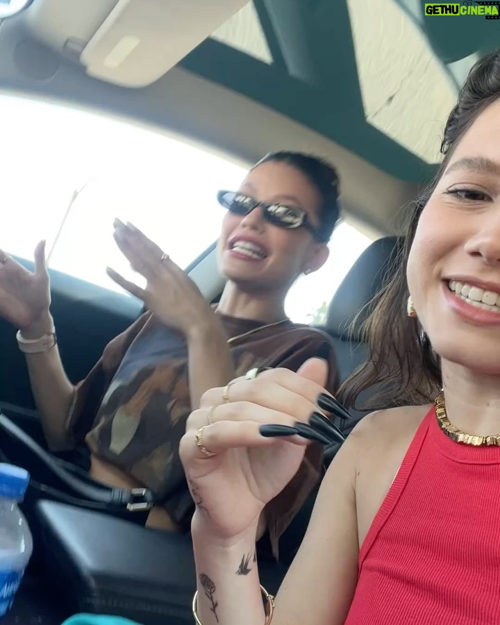Lorena Comparato - 16.2K Likes - Querida @vitoriastrada_, aqui é sua “mãe”, Lorena. Minha filha ainda to incrédula que você resolveu entrar no @bbb. Desde que vc foi confinada, Los Angeles pegou fogo e seu “pai” @arthurdeucher quase que teve que evacuar de casa, acredita? Muita coisa vai acontecer nesses 3 próximos meses - porque sim, agora que você entrou, que você ganhe essa bagaça. Se proteja, se segura, respira e não seja cancelada. Se você for, vai ser desherdada. To zuando minha ex-cunhada do coração! (Quer dizer, não sei, depende do que você fizer de m* la dentro). Vem que nosso Bond tá aqui torcendo por você!!! ARRASA!!! 🦩